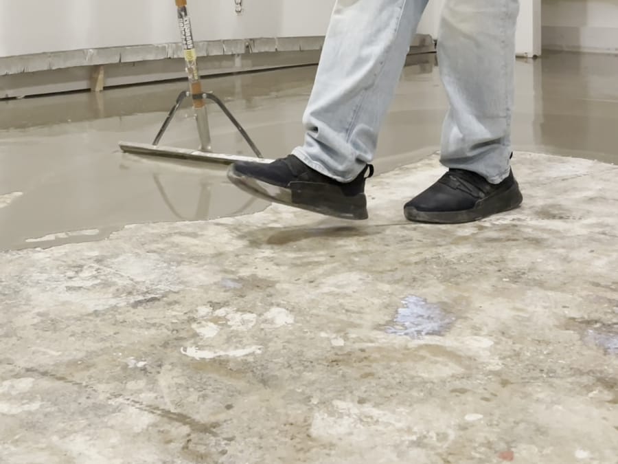 Self-leveling compound for a flat subfloor