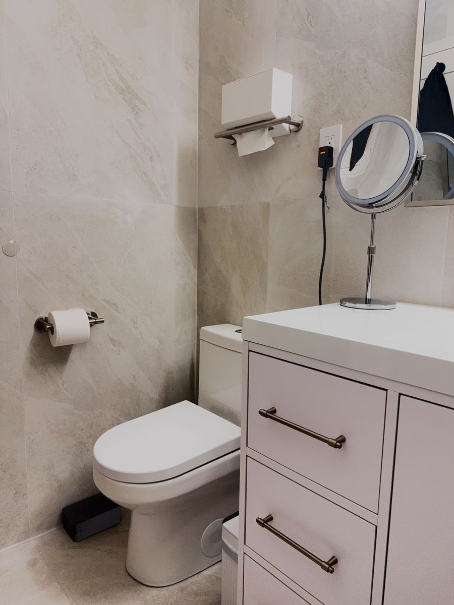 Toilet area with large-format stone-look porcelain tile